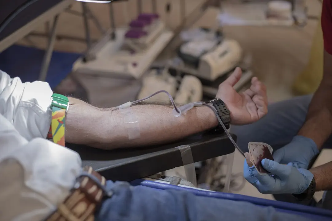 Una persona donando sangre en una imagen de archivo. | EP