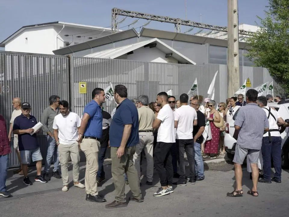  Protesta de Facua y las ELA ante la sede de Endesa en Jerez | Andaluc&iacute;a Informaci&oacute;n 