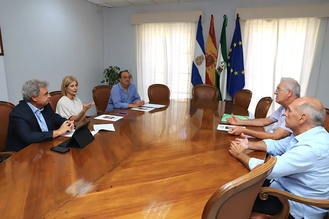 La alcaldesa de Jerez, Mar&iacute;a Jos&eacute; Garc&iacute;a-Pelayo, en una reuni&oacute;n con belenistas | AYUNTAMIENTO DE JEREZ