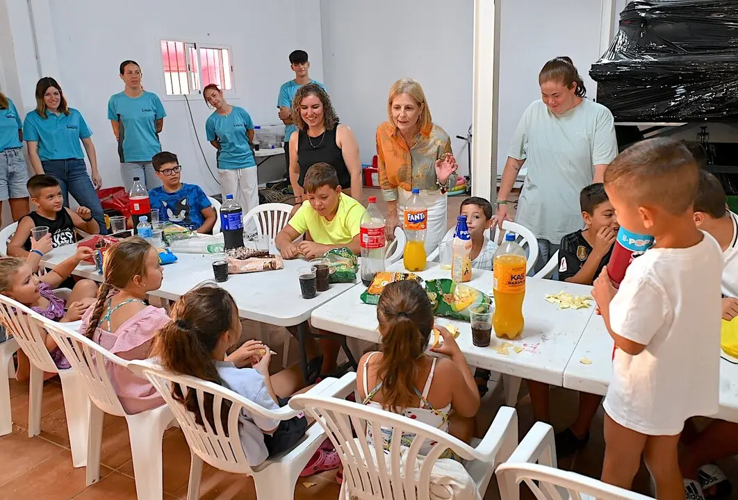  La alcaldesa en su visita a la Escuela de Verano de El Portal. / jerez,es 
