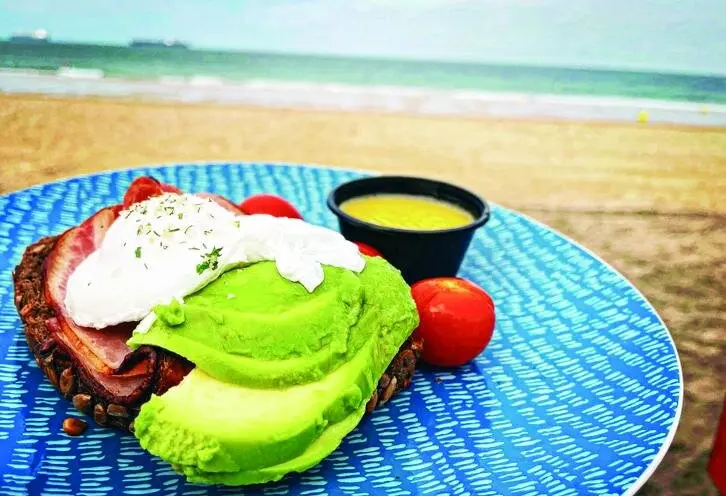  Comer en primera l&iacute;nea de playa en la costa gaditana. / Jim&eacute;nez 