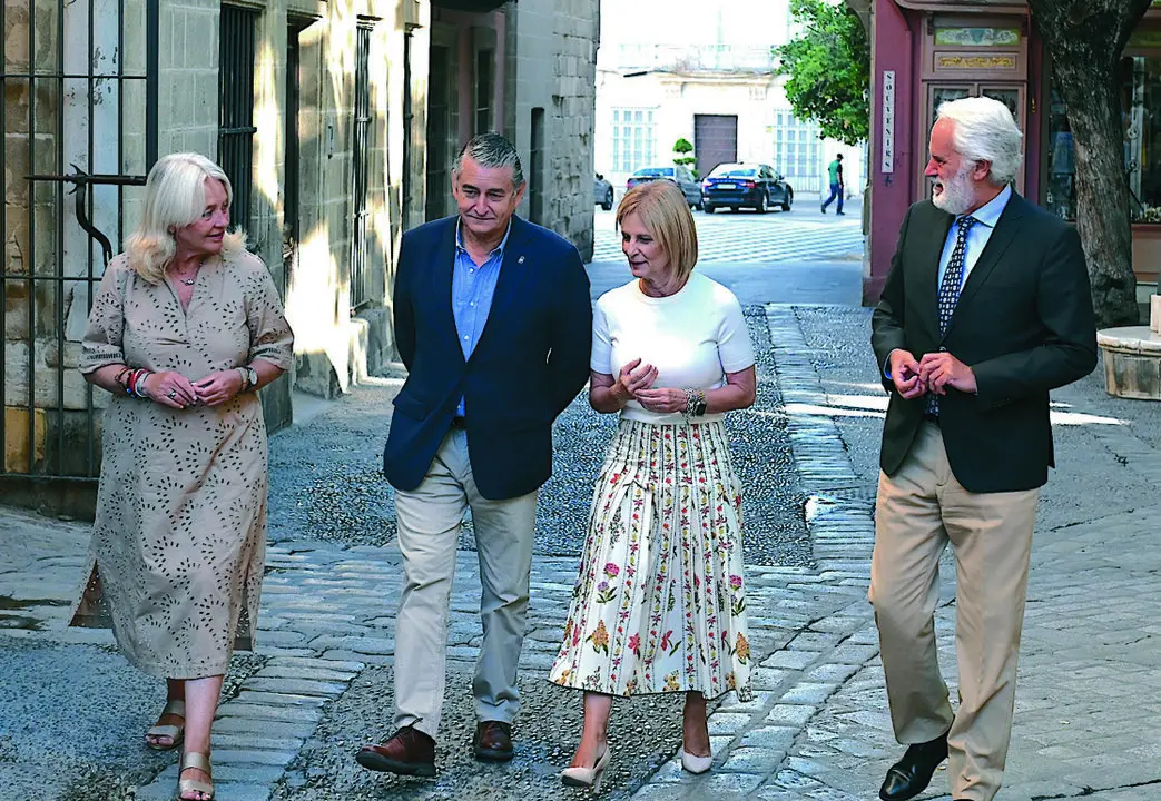  El consejero a su llegada al Ayuntamiento de Jerez. | jerez.es 