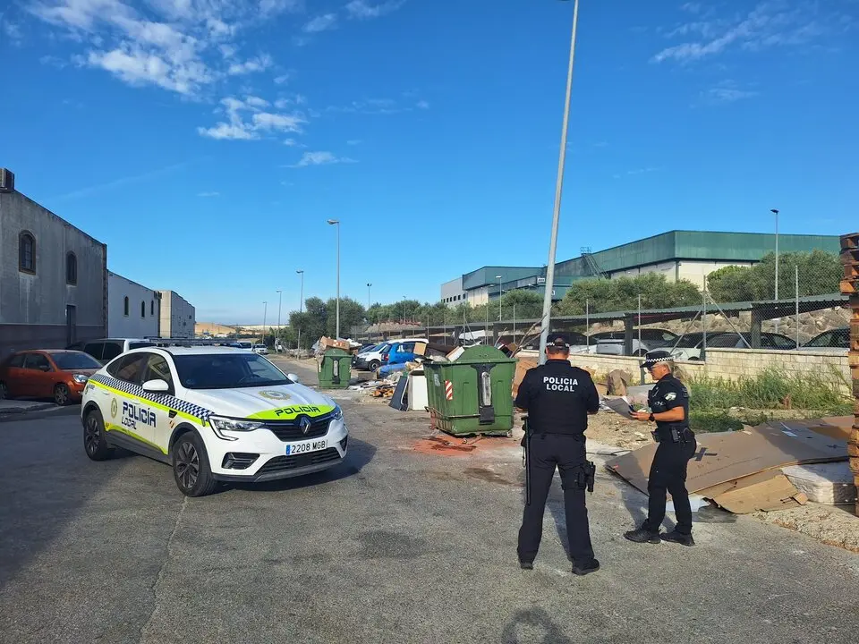  Polic&iacute;a Local, junto a los contenedores de un pol&iacute;gono industrial. | Viva Jerez. 