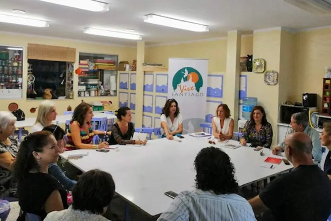  Imagen de una reuni&oacute;n de Unidos por Santiago. | Archivo 