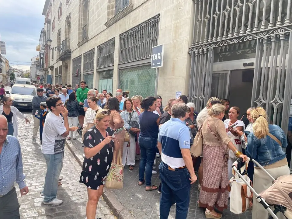  El p&uacute;blico haciendo cola a las puertas de la taquilla del Villamarta. | Jim&eacute;nez 