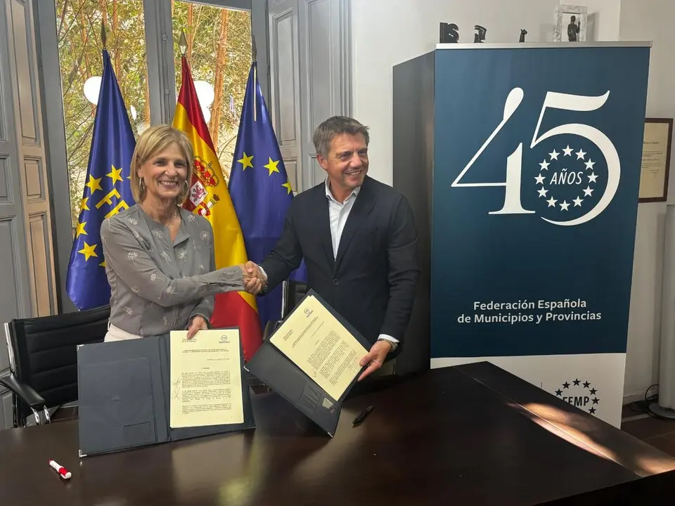  La alcaldesa junto al presidente de la Confederaci&oacute;n Empresarial de Hosteler&iacute;a de Espa&ntilde;a. | jerez.es 