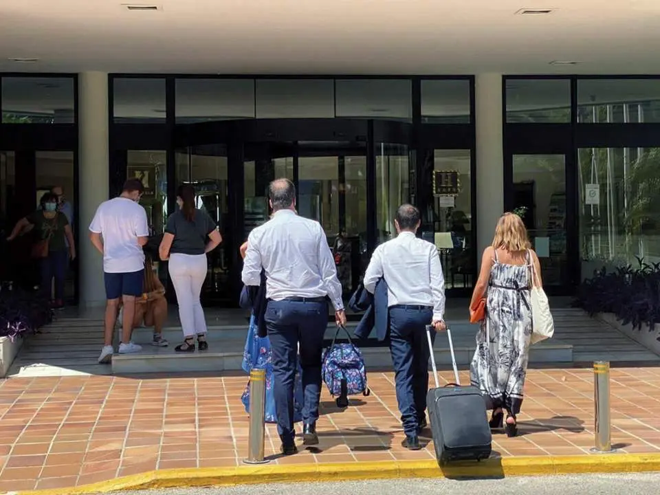  Turistas accediendo a un hotel de Jerez. | Viva Jerez. 