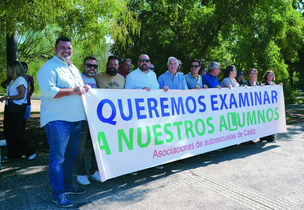  Los representantes de las autoescuelas de Jerez ayer durante la concentraci&oacute;n. | David Mart&iacute;nez 