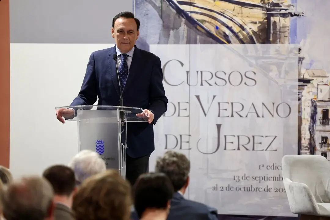  El consejero de Universidad, Investigaci&oacute;n e Innovaci&oacute;n, Jos&eacute; Carlos G&oacute;mez Villamandos, interviniendo en la inauguraci&oacute;n de los Cursos de Verano en Jerez. @Nacho Frade EP 