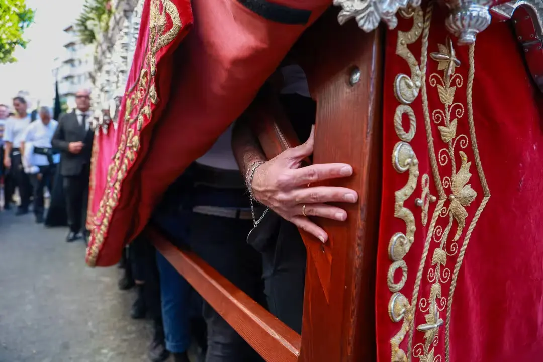 Los relevos al frente de las cuadrillas de costaleros no suelen estar exentos de controversia. | Viva Jerez.