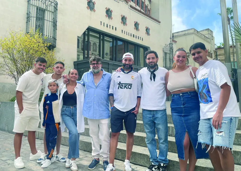 Luis de Perik&iacute;n junto a integrantes de su grupo ante el Teatro Villamarta. | Jim&eacute;nez 