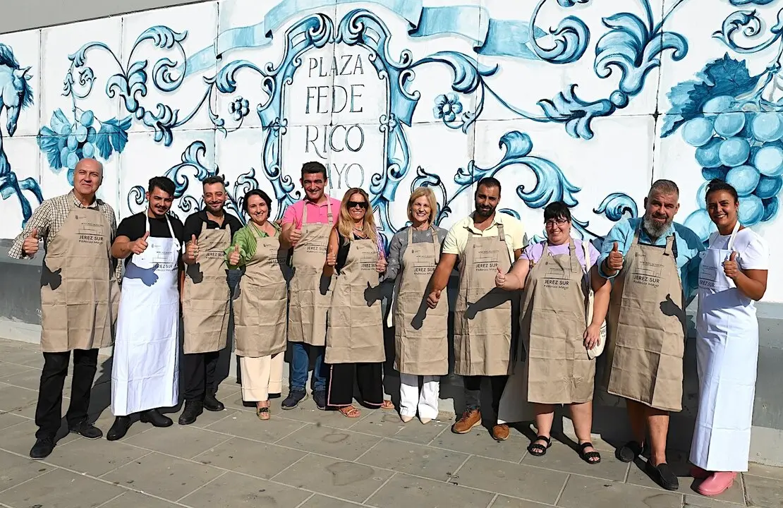  La alcaldesa junto a los comerciantes de la plaza de Federico Mayo. | jerez.es 