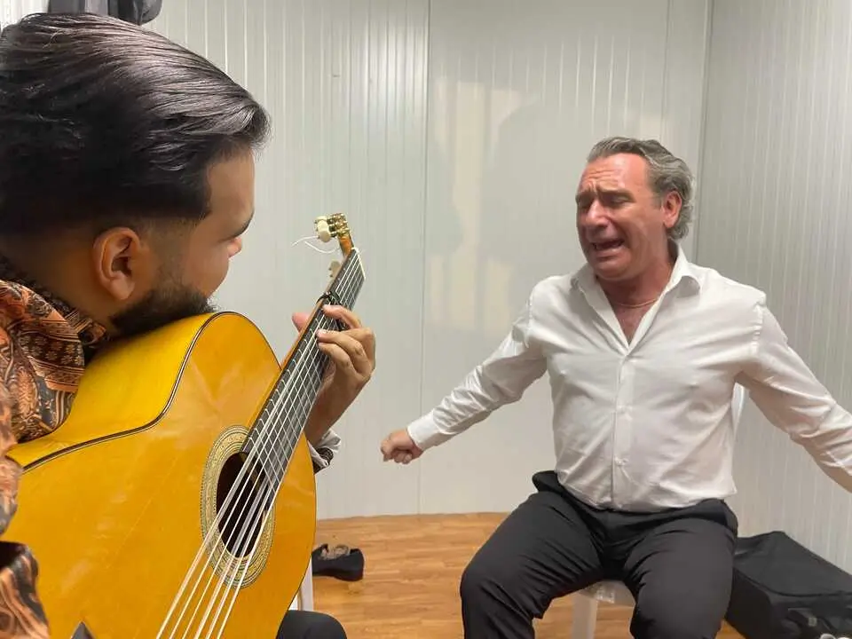  Caracolillo de C&aacute;diz y Nono Reyes, en camerinos probando. | Viva 