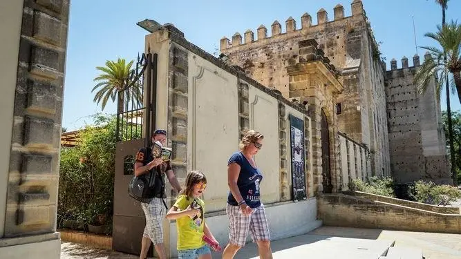  Turistas, saliendo del Alc&aacute;zar de Jerez. | Viva Jerez. 