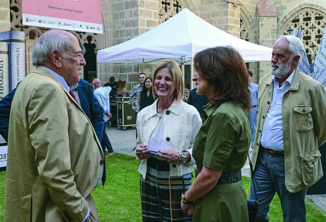  La alcaldesa junto a los reconocidos escritores Jos&eacute; Antonio Marina y Paloma S&aacute;nchez-Garnica. | jerez.es 