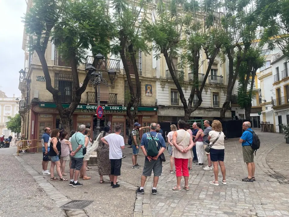  Un grupo de turistas en la Plaza de la Yerba. / Jim&eacute;nez 