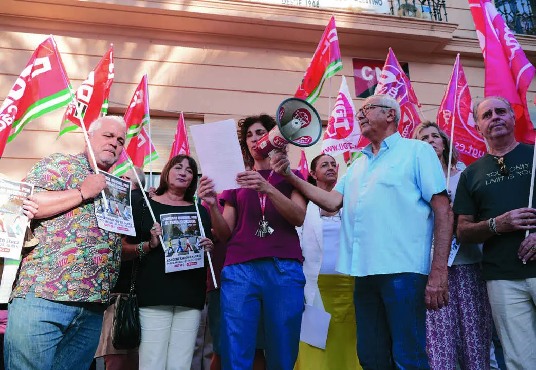  CCOO y UGT dieron lectura a un manifiesto en favor del trabajo decente en el Arenal. | David Mart&iacute;nez 