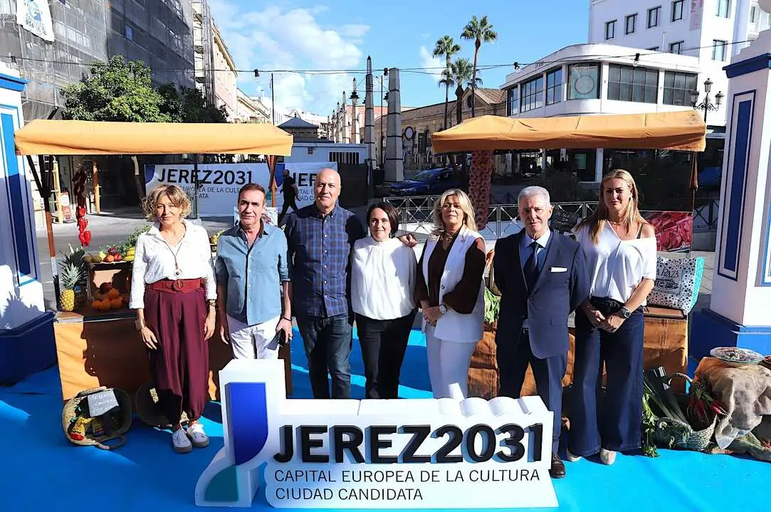  Nela Garc&iacute;a con los representantes del comercio local. |  jerez.es 