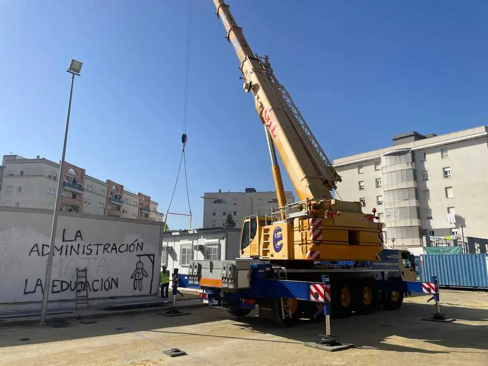  Imagen de la pluma mec&aacute;nica encargada de movilizar los barracones del IES Lola Flores. | Jim&eacute;nez 