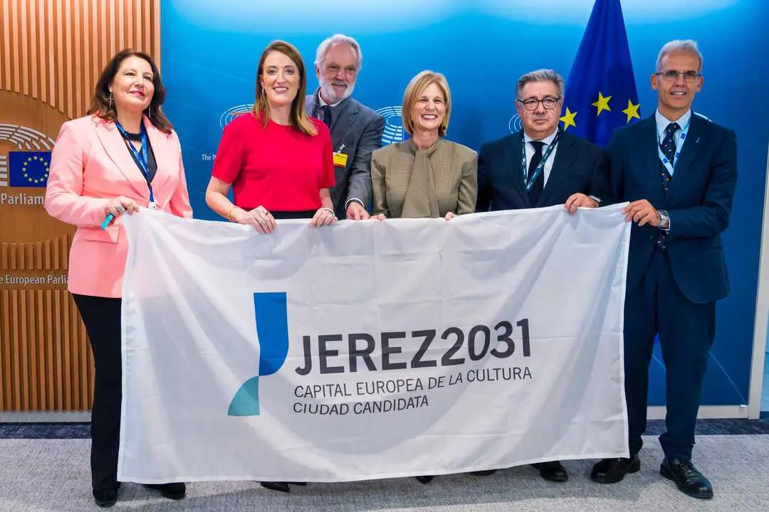  La alcaldesa posa con la presidenta del Parlamento Europeo con la bandera de Jerez 2031. | Jerez.es 