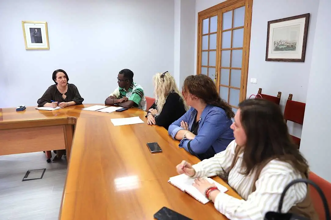  Nela Garc&iacute;a, con la directiva de la Flampa. | Viva Jerez. 