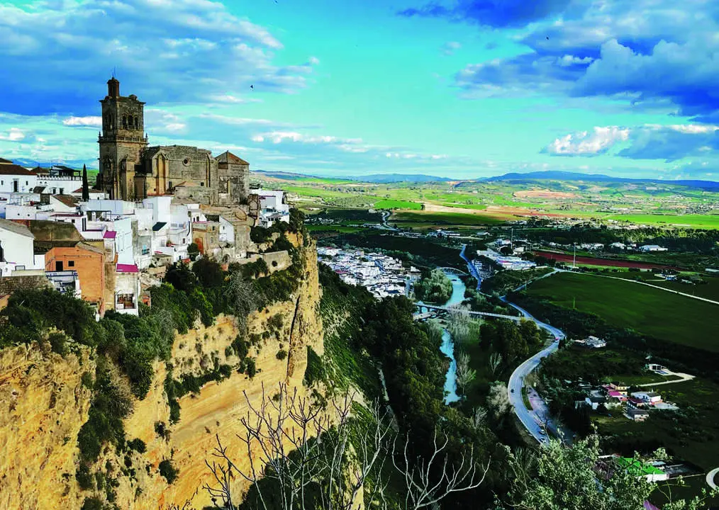  La Pe&ntilde;a de Arcos con San Pedro al fondo y el curso del r&iacute;o Guadalete a su paso por la ciudad. |  Jim&eacute;nez 