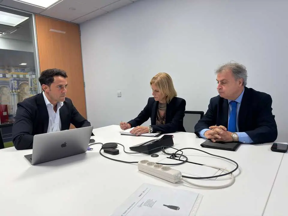  La alcaldesa y Antonio Real en la reuni&oacute;n con el directivo de Ryanair. | jerez.es 