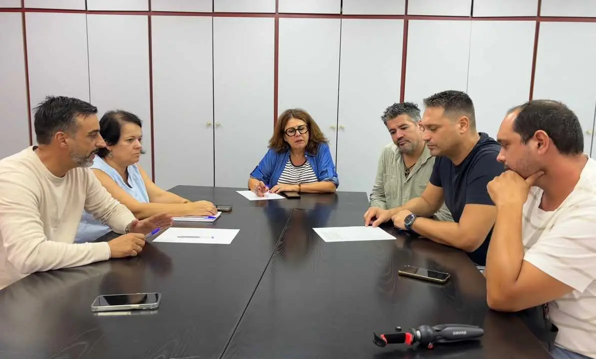  El PSOE, reunido con miembros del Club Social de Puertas del Sur. | Viva Jerez. 