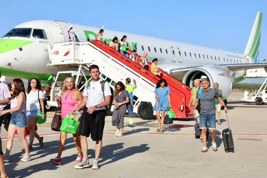  Pasajeros procedentes de un vuelo desde Gran Canaria. |  Nacho Frade / Europa Press 