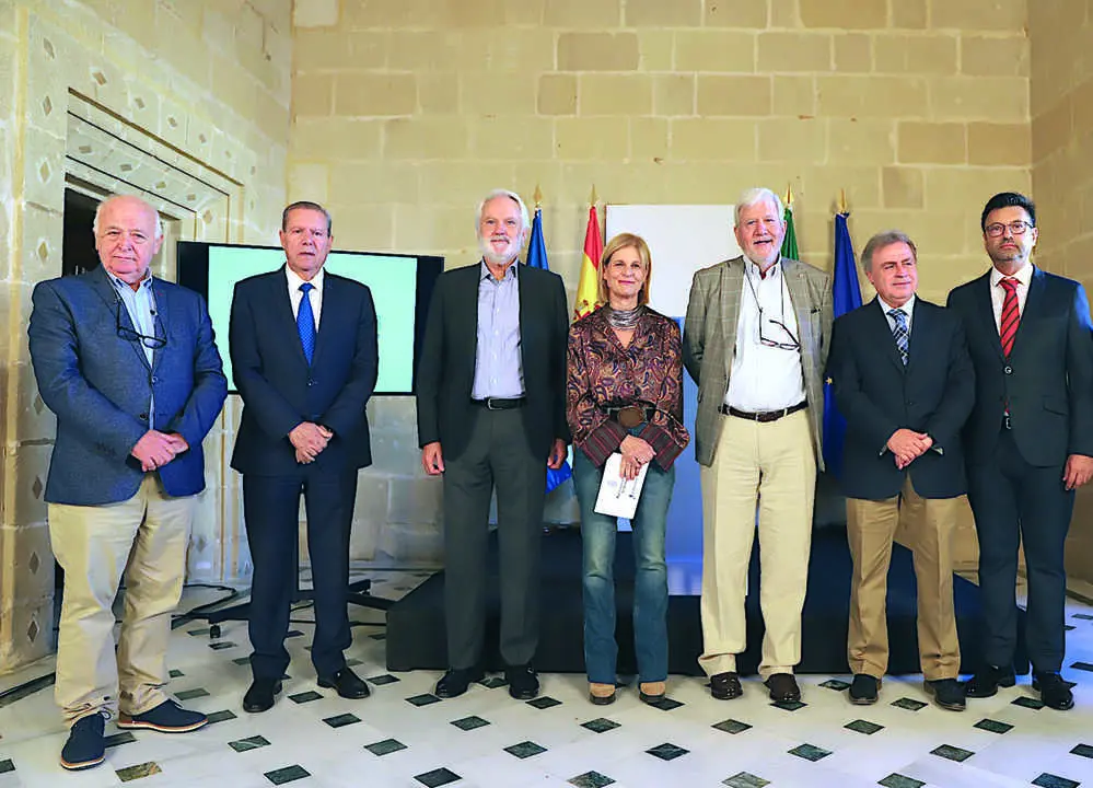  La alcaldesa junto al presidente de la Fepet, el organismo que concede la capitalidad gastron&oacute;mica.  viva 