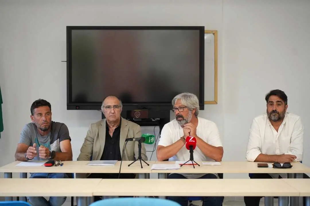  Carlos Dorante, presidente del comit&eacute; de empresa del Consorcio de Aguas, junto a otros representantes sindicales. | David Mart&iacute;nez. 