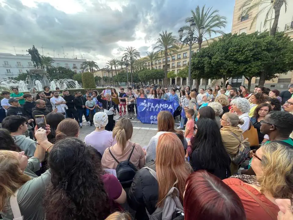  La lectura del manifiesto en el acto en la plaza del Arenal. | Jim&eacute;nez 