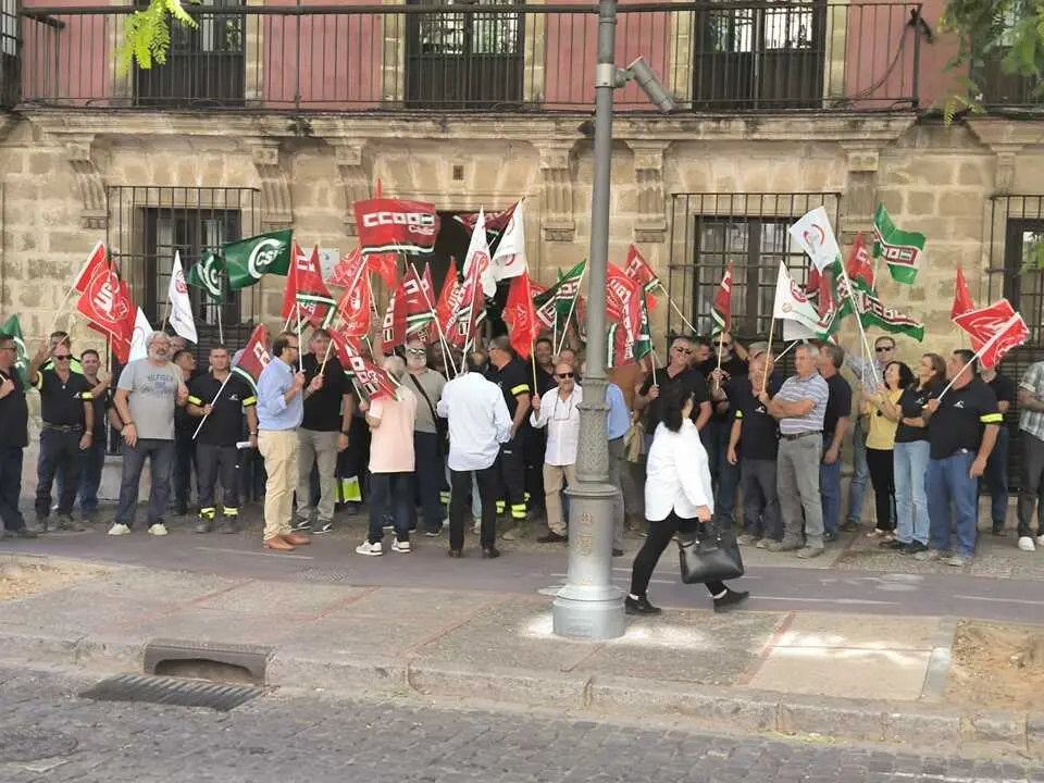  Trabajadores del Consorcio de Aguas concentrados ante la sede del ente en Jerez. | Viva Jerez. 