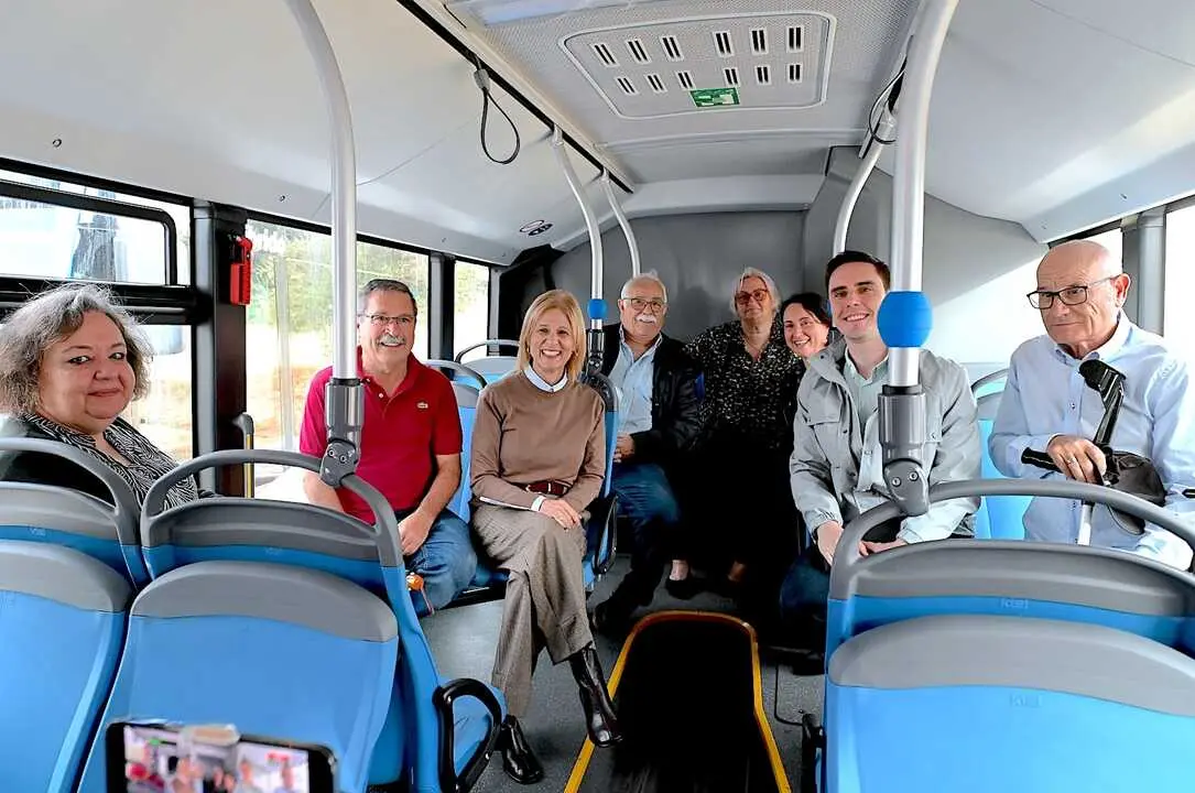  La alcaldesa junto a los representantes vecinales en uno de los nuevos autobuses. |  jerez.es 
