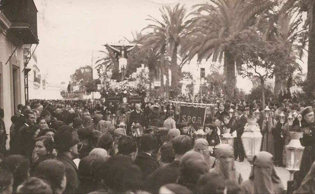  El Cristo de la Expiraci&oacute;n, a principios del siglo XX, en la plaza de las Angustias y precedido por las hermanas de Jes&uacute;s Nazareno. | Viva Jerez. 