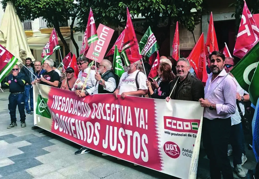  Imagen de la concentraci&oacute;n de los trabajadores del Consorcio el viernes frente al Ayuntamiento. | Viva 
