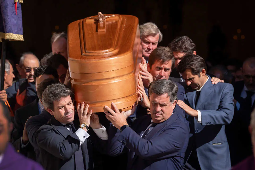  El f&eacute;retro de Rafael de Paula a la salida de Santiago. |  Rom&aacute;n R&iacute;os. Efe 