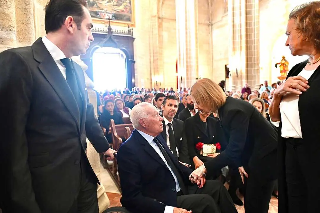  La alcaldesa en el funeral de Paula saludando a Curro Romero. | jerez.es 