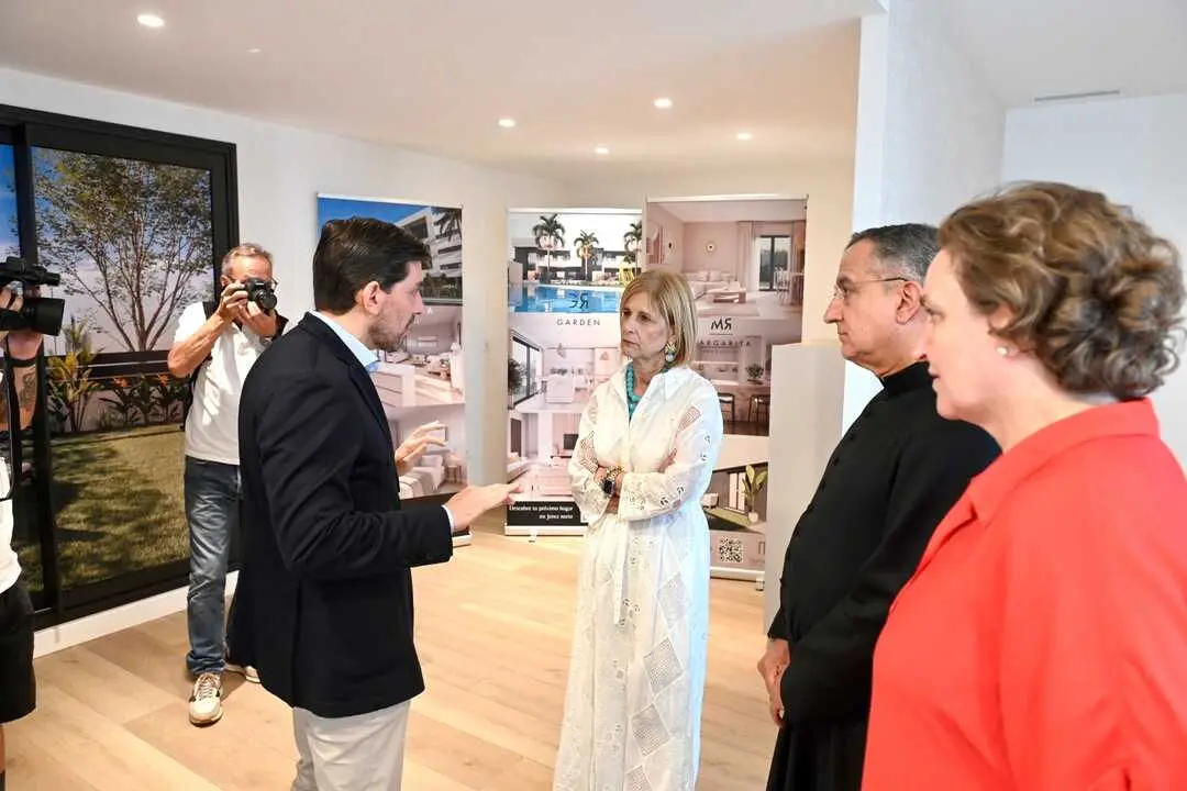  La alcaldesa, Mar&iacute;a Jos&eacute; Garc&iacute;a-Pelayo, con representantes de Dimalara. | Viva Jerez. 