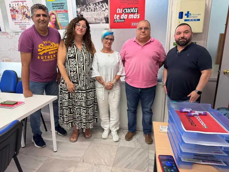  Violeta M&aacute;rquez, de IU, reunida con los representacntes de CCOO en el Hospital. |  IU 