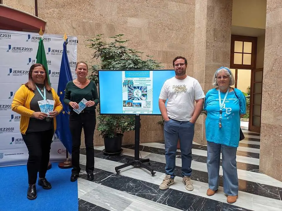  Yessika Quintero, con los representantes de la asociaci&oacute;n Dislexia C&aacute;diz. | Viva Jerez. 
