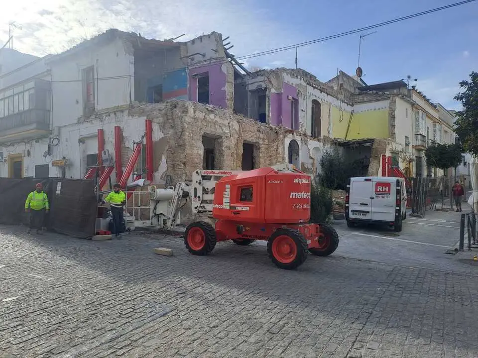  Trabajos de apuntalamiento de los restos de la finca de la calle Zarza, en la Cruz Vieja. | Viva Jerez. 