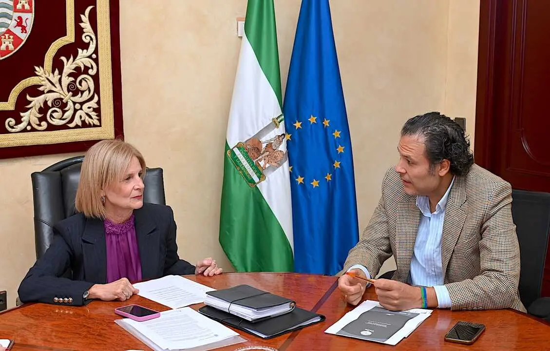  Garc&iacute;a-Pelayo, con el coordinador de la Fundaci&oacute;n Secretariado Gitano en Jerez, Francisco Agarrado. | Viva Jerez. 