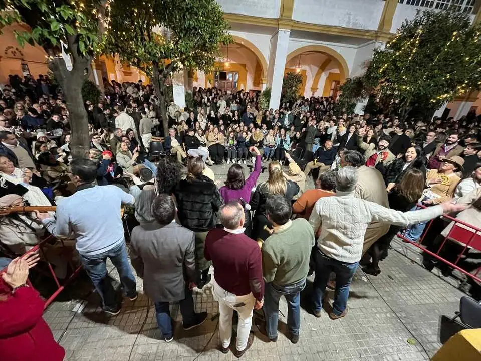  Zambomba de la Hermandad de la Borriquita en el patio de San Jos&eacute;. | Viva Jerez. 