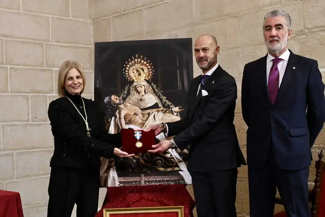 La alcaldesa haciendo entrega de la medalla al hermano mayor de Las Angustias. | jerez.es