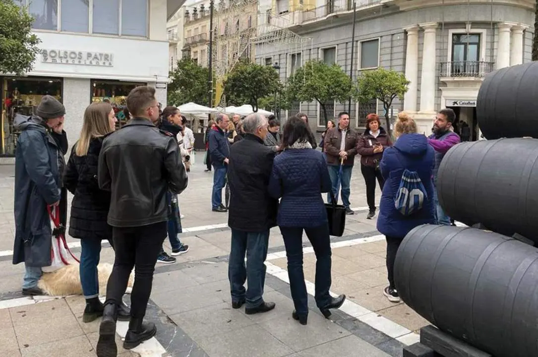  Turistas en la plaza del Arenal.  - Jim&eacute;nez 