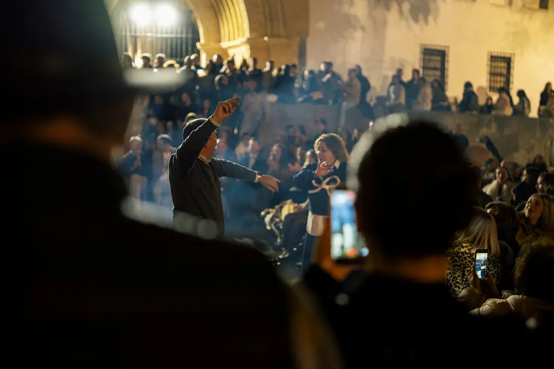  Zambomba de la Hermandad de las Tres Ca&iacute;das en la plaza de San Lucas. | Miguel &Aacute;ngel Junquera. 