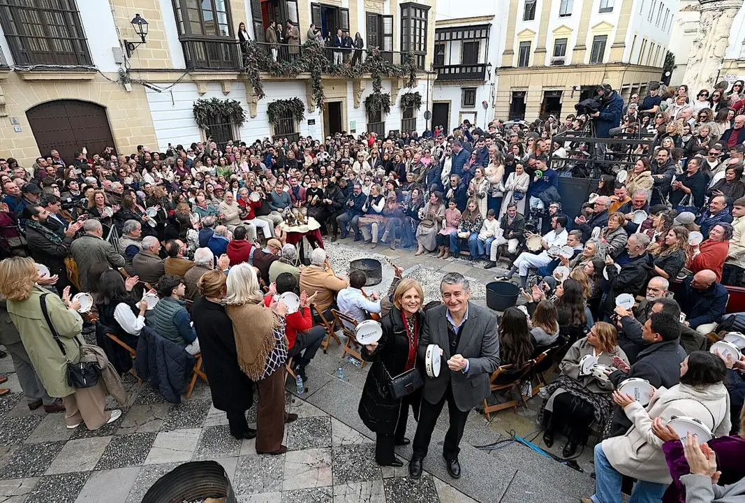  La alcaldesa y Antonio Sanz en la zambomba de la plaza de la Asunci&oacute;n. |  Jerez.es 