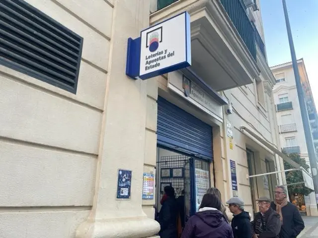  Colas a las puertas de El Para&iacute;so.  - Viva 
