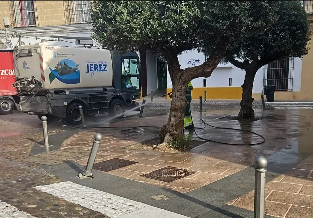  Operarios de UTE Jerez limpiando calles de Jerez tras las zambombas. |  jerez.es 